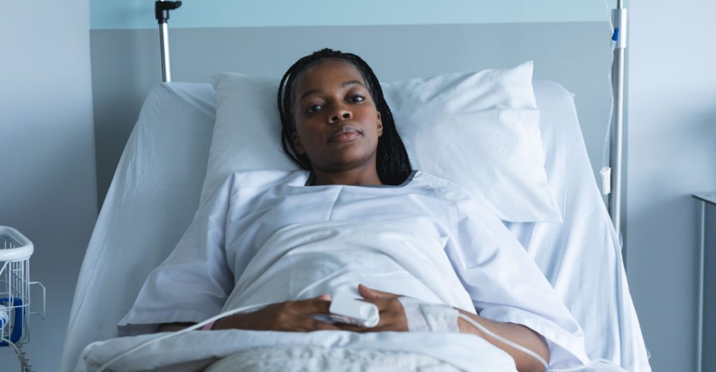 Svart kvinna på sjukhus
