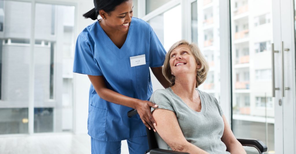 Språkträning införs i äldreomsorgen – men inget hårt språkkrav