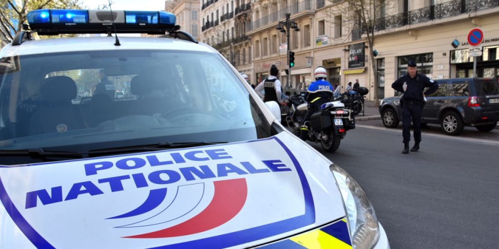 Mindst 10 personer såret: Mand påkører menneskemængde i Frankrig