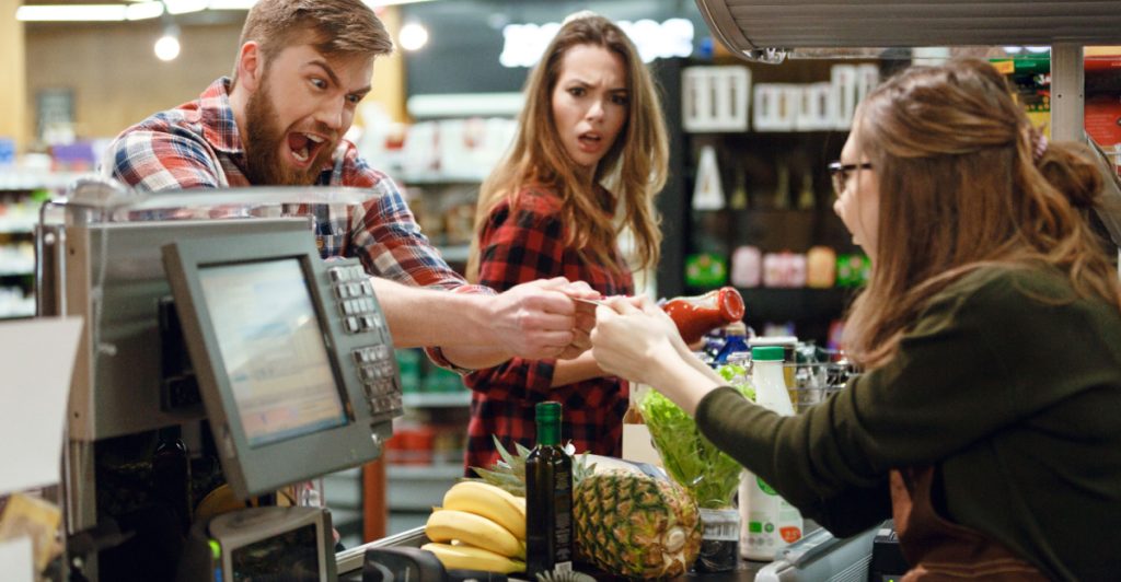 10 saker som får butikspersonalen att koka – gör du någon av dem?