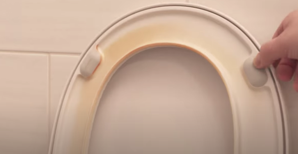 Gule pletter forsvinder på et øjeblik: Så nemt får du toiletsædet hvidt igen