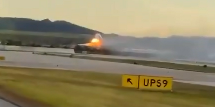 Fly styrter ned ved lufthavn: Mindst 7 personer dræbt