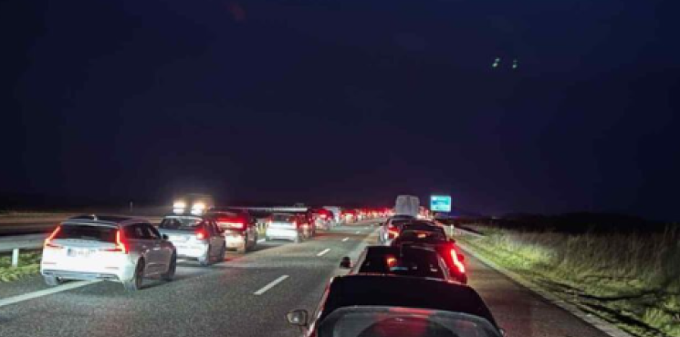 Helikopter til stede ved voldsom motorvejsulykke: Flere personer involveret