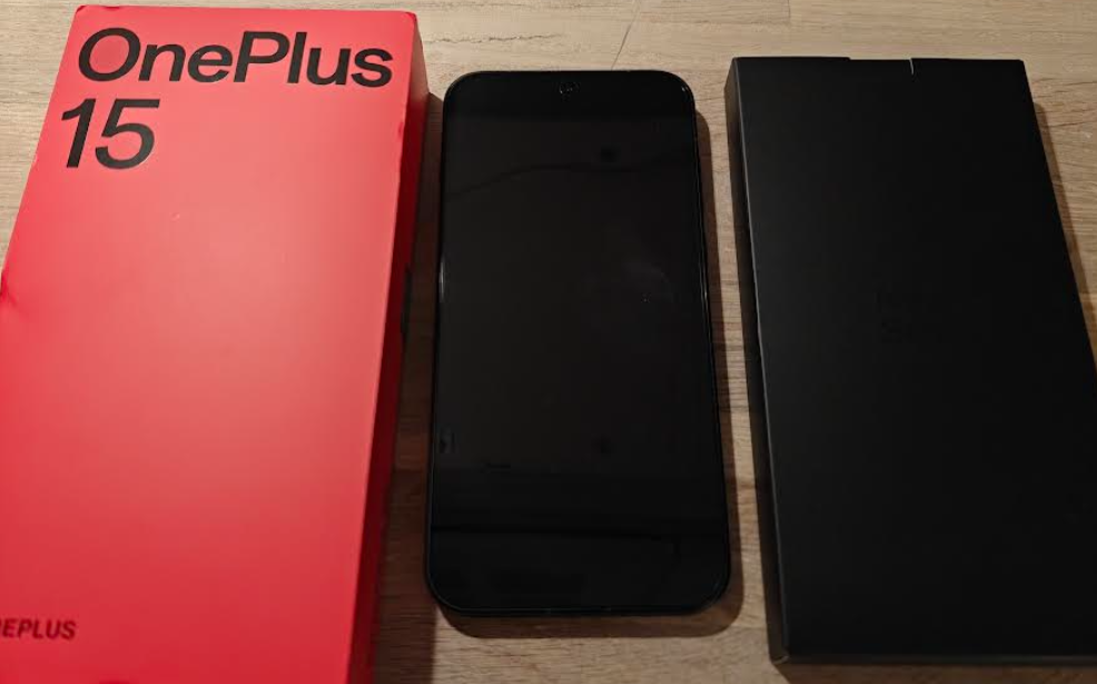 Anmeldelse af OnePlus 15: Hurtigere, flottere og med batteri i særklasse