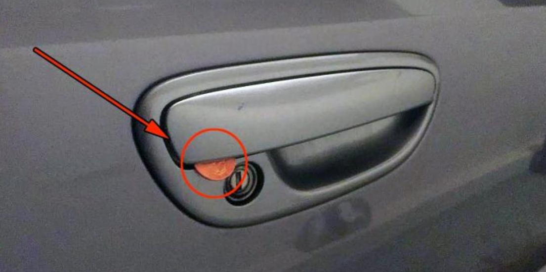 Hvis du finder en mønt fastklemt i bildøren, så skal du straks gøre dette