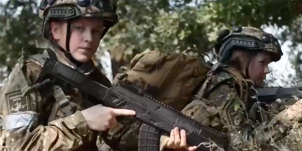 Barn tävlar i krig: Nytt avslöjande pressar ryska Röda korset