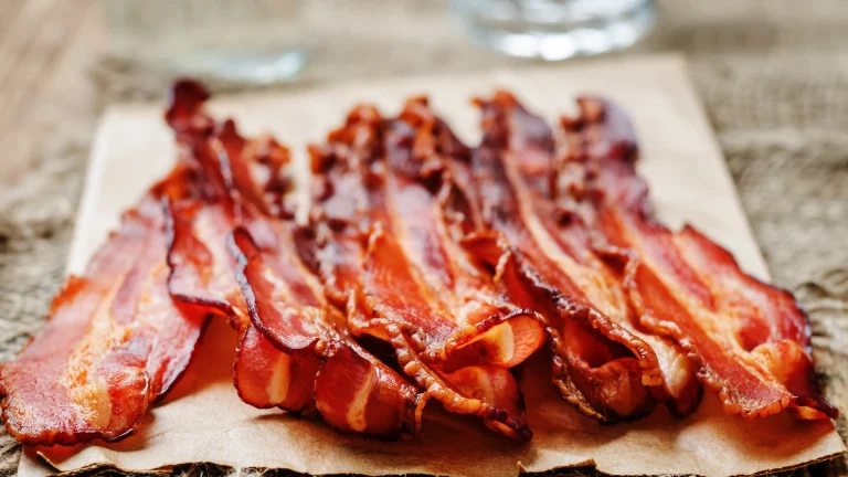 Helt uten stekepanne eller ovn: Slik får du sprøtt bacon på fem minutter