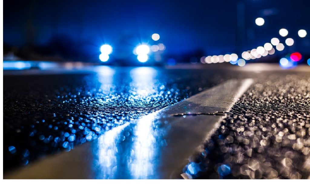 Mørkekørsel er blevet et mareridt for danskerne: Her er grunden til, at du bliver blændet bag rattet