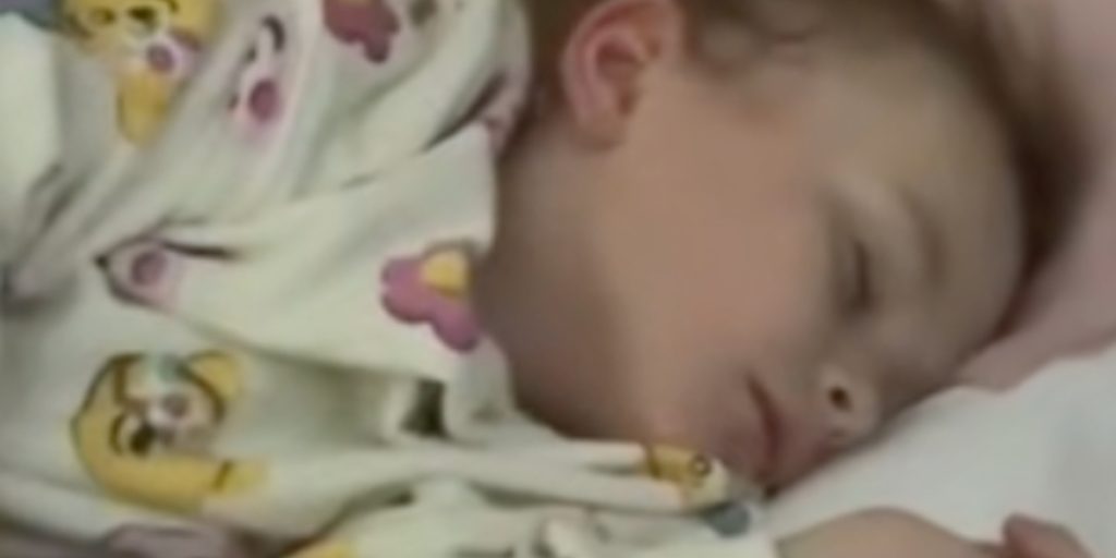 Mor ser til sit syge barn i sengen: Er ikke forberedt på, hvem hun finder ved siden af hende