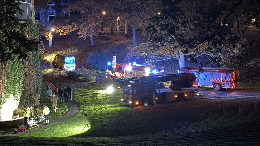 Politi massivt til stede: Mand fundet i brønd i nat