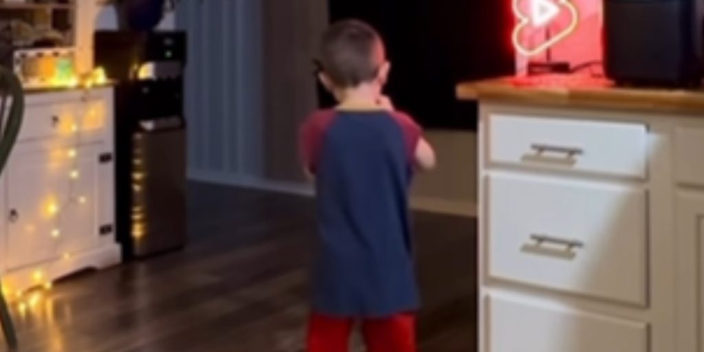 Familie er ved at sætte julelys op: Pludselig siger adoptivsønnen noget, der får tiden til at stoppe