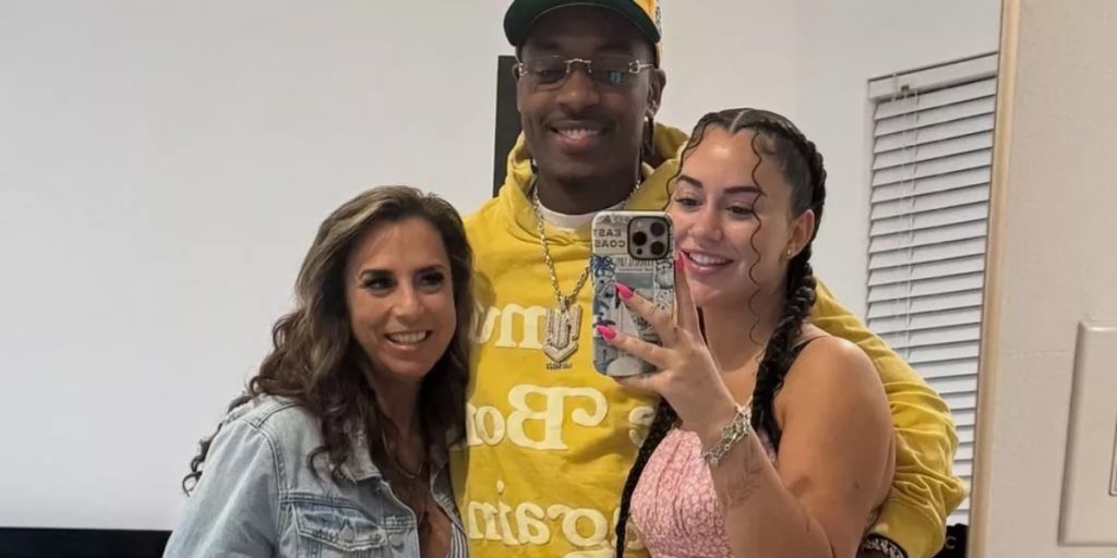 Han er i et forhold med mor og datter – men det er ikke det, der chokerer folk