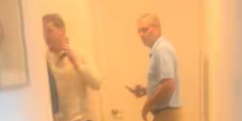 Skrækslagen kvinde vågner fra lur: Det første hun ser er 2 fremmede mænd i hendes lejlighed