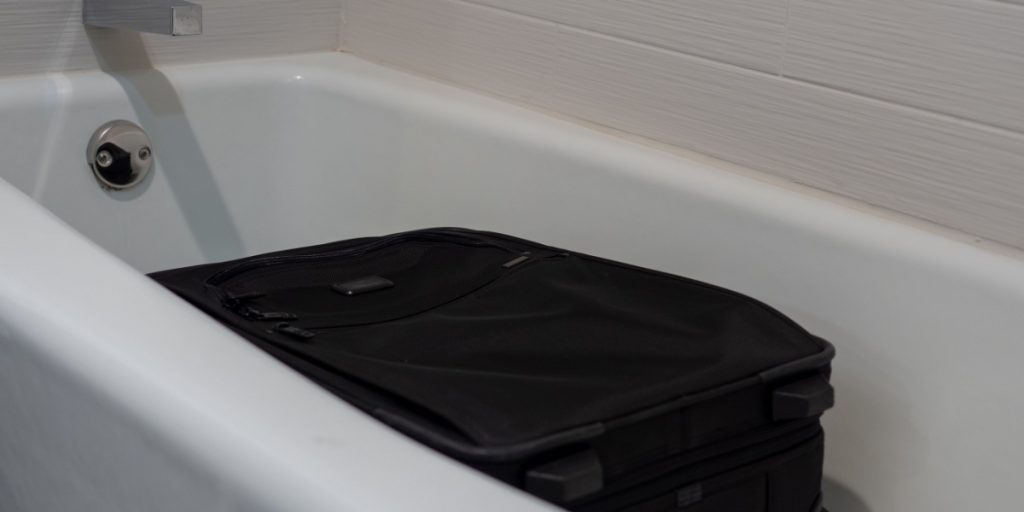 Sett alltid kofferten i badekaret når du kommer på hotell: Her er den uventede grunnen