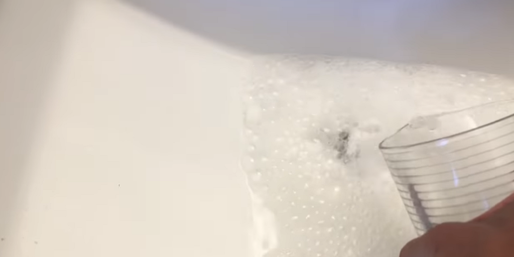 Du bør rekke dette geniale trikset før november er over: Derfor kan det lønne seg å helle eddik i avløpet nå