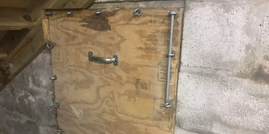 Mand fandt en skjult lem i sin kælder: Da han opdagede, hvad der gemte sig bag den, blev han målløs