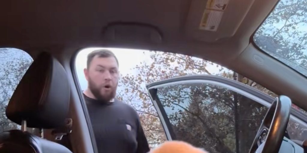 Kvinde lyver for sin mand om, at hun arbejder sent: Så ser han, hvem der sidder i bilen