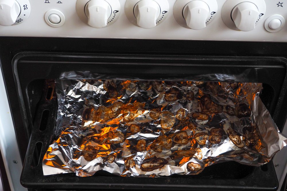 Tilsett bare en håndfull og skru opp varmen: Kort tid etter skinner ovnen som ny