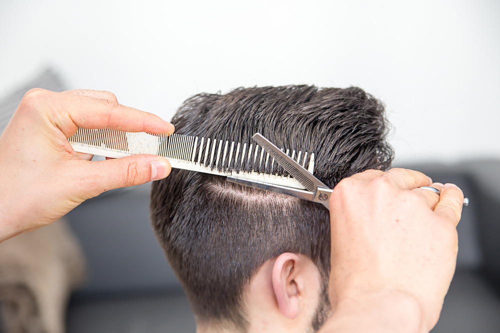Hairdresser,Cuts,Man's,Hair,With,Comb,And,Scissors,frisør