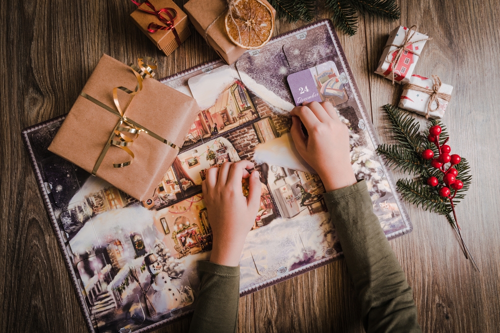 Advent,Calendar,And,Gifts,On,The,Background,Of,A,Wooden,julekalender