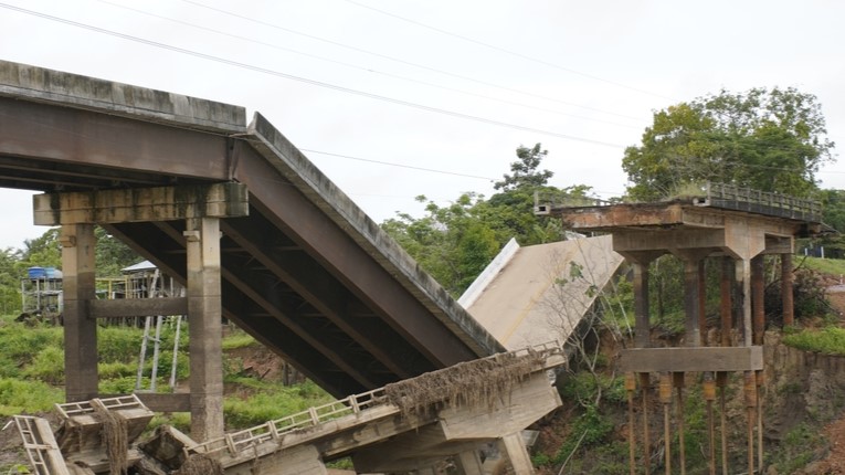 Tragisk ulykke: Bro kollapser og efterlader mindst 32 døde