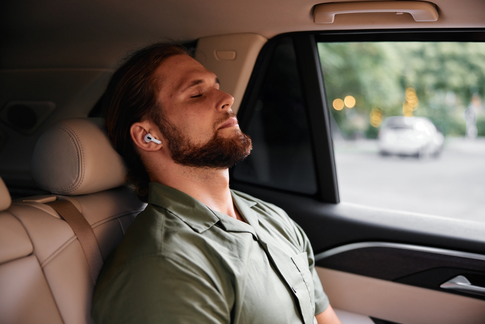 Man,Relaxing,In,A,Car,,Wearing,Wireless,Earbuds,,Eyes,Closed, Mand, slapper af, i bil, in-ears