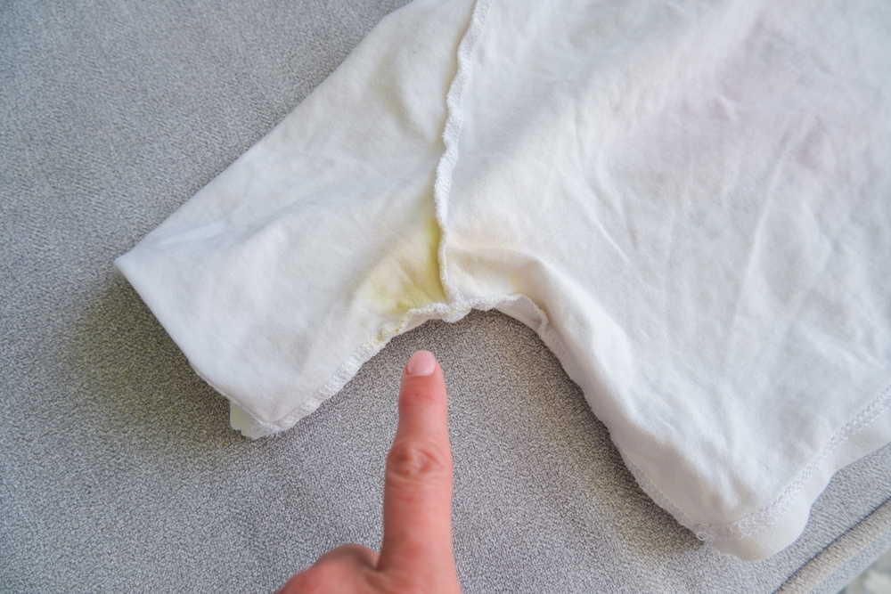 yellow stains, gule flekker, white clothes, hvite klær