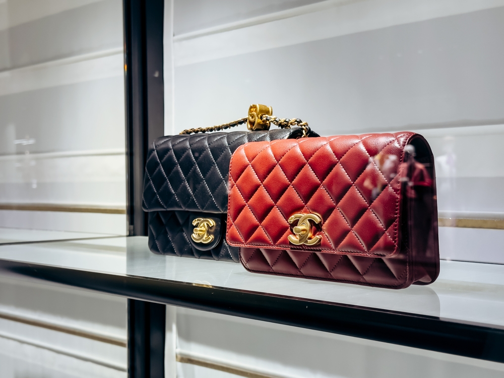 Kvinde køber drømmetasken fra Chanel til 40.000 kroner: Da hun åbner æsken var alt ødelagt