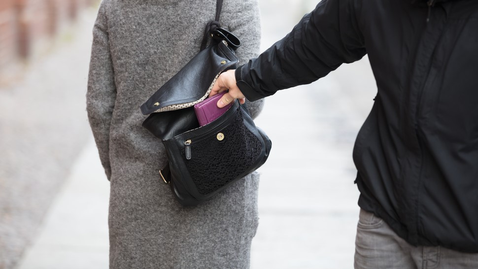 87-årig kvinde blev krammet af fremmed: Kort efter var hendes dankort væk