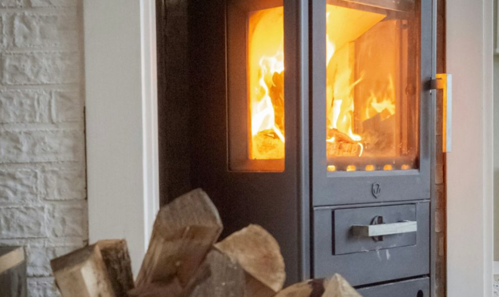 Er det billigst å varme opp hjemmet med strøm eller ved? Du blir overrasket