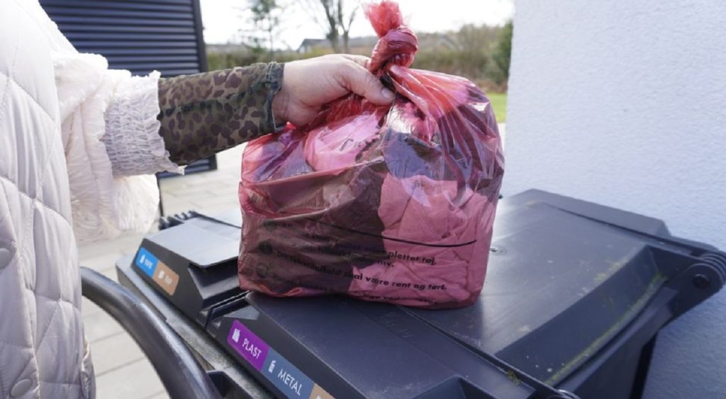 De færreste er klar over det: Det skal du putte i de røde affaldsposer