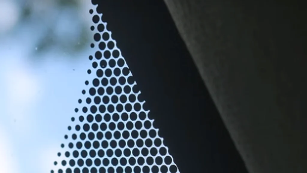 Alla bilister borde känna till det – men få vet vad de små prickarna i vindrutan faktiskt gör