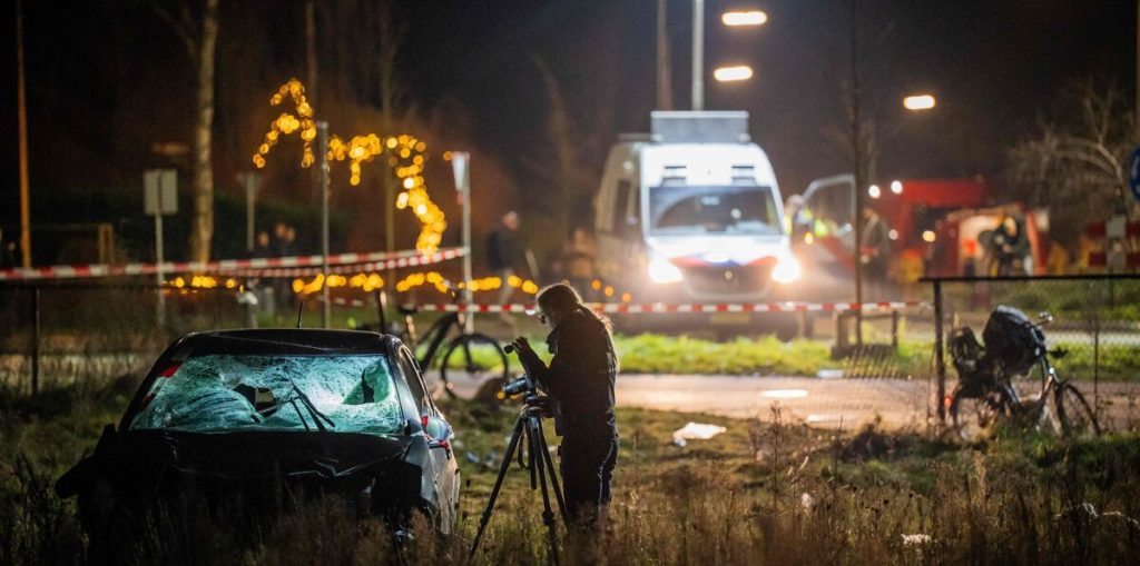 Bil brager ind i menneskemængde: Nu melder politet ud