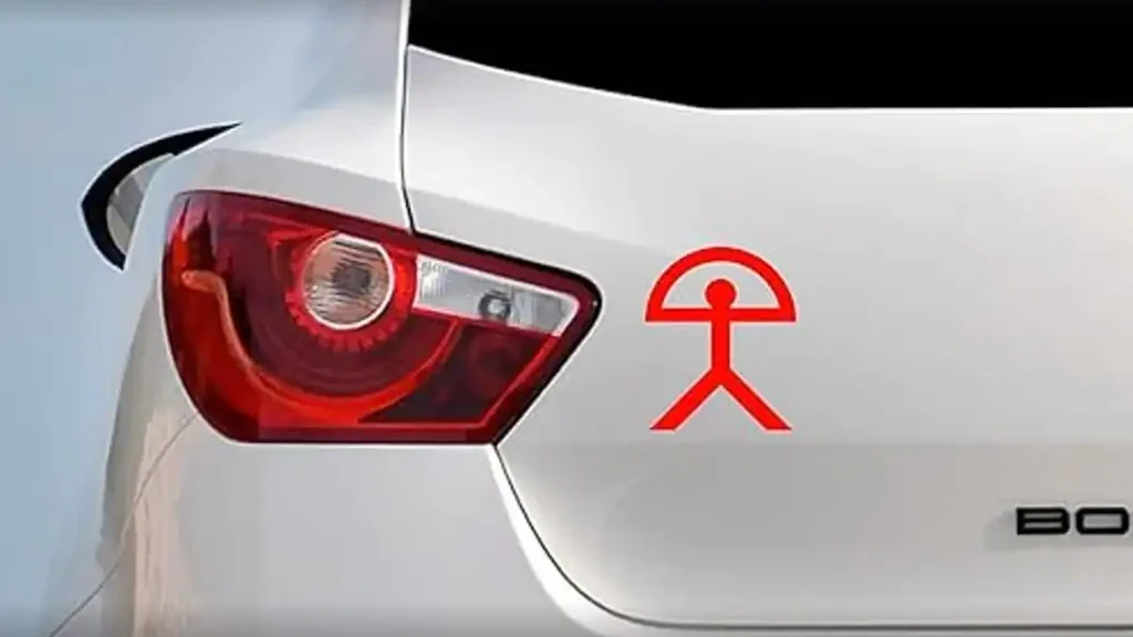 Hva betyr dette symbolet på baksiden av biler?