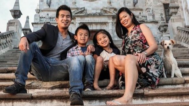 Familie får taget feriefoto til gemmerne: Én særlig detalje vækker nu opsigt