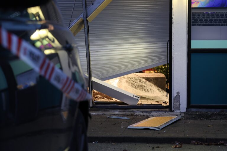 Stjålet Range Rover bragede gennem butik: Politiet søger vidner