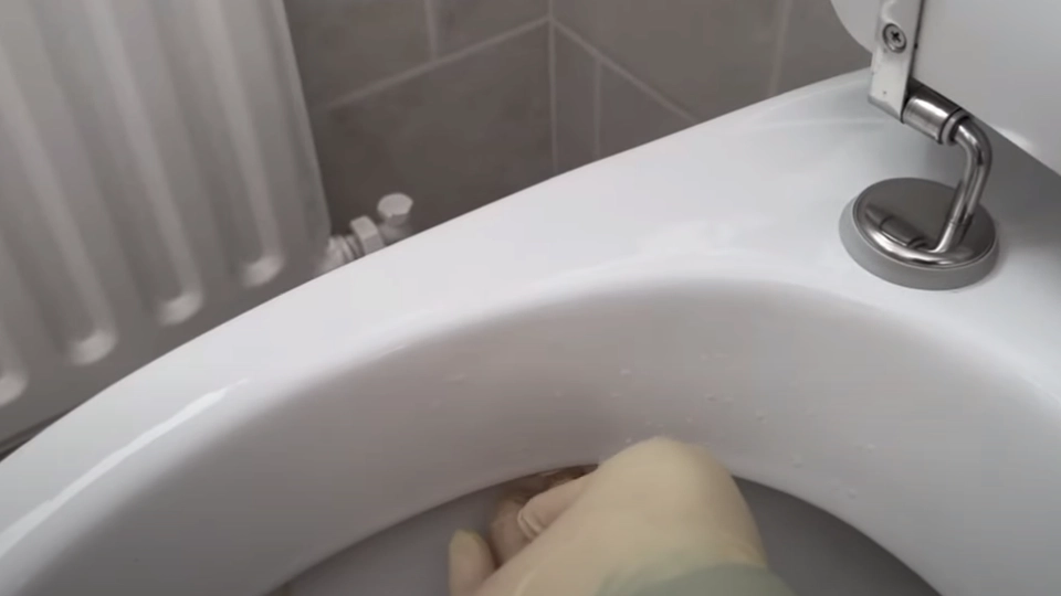 Okänt toalettknep fungerar som magi: Han sätter detta under toalettranden och väntar 30 minuter