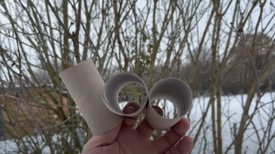 Han hänger upp toarullar i trädgården: Nu gör alla grannarna likadant