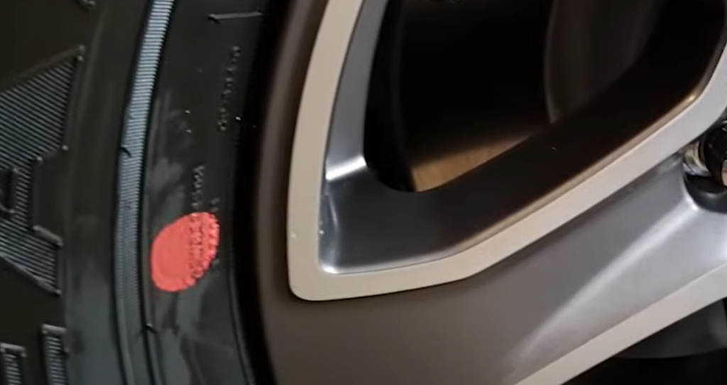 Gula och röda prickar finns på många nya däck: Det har en viktig betydelse för bilförare