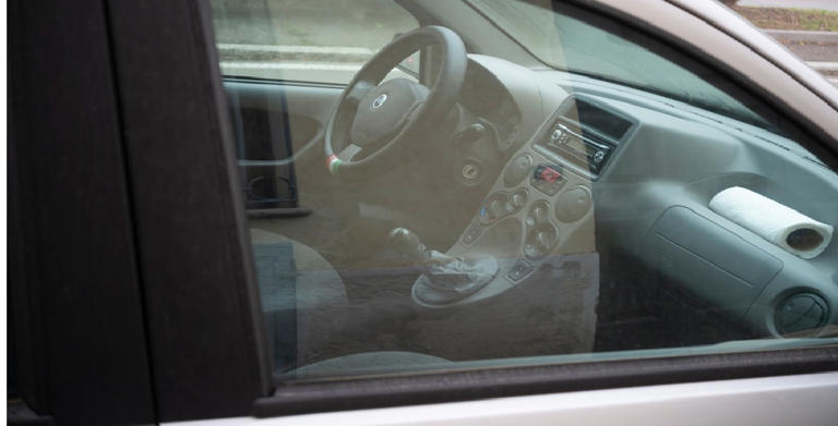 Det låter märkligt men är smart: Därför lägger allt fler bilister toalettpapper på vindrutan