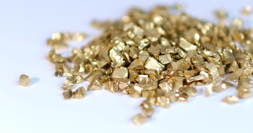 Många svenskar kastar dem: Dessa prylar kan innehålla 22 karat guld