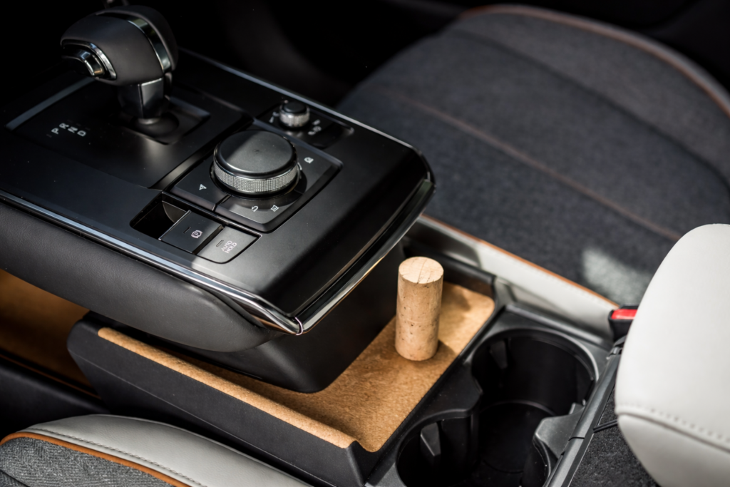 Få bilförare känner till det geniala knepet: Därför bör du alltid ha en kork i bilen