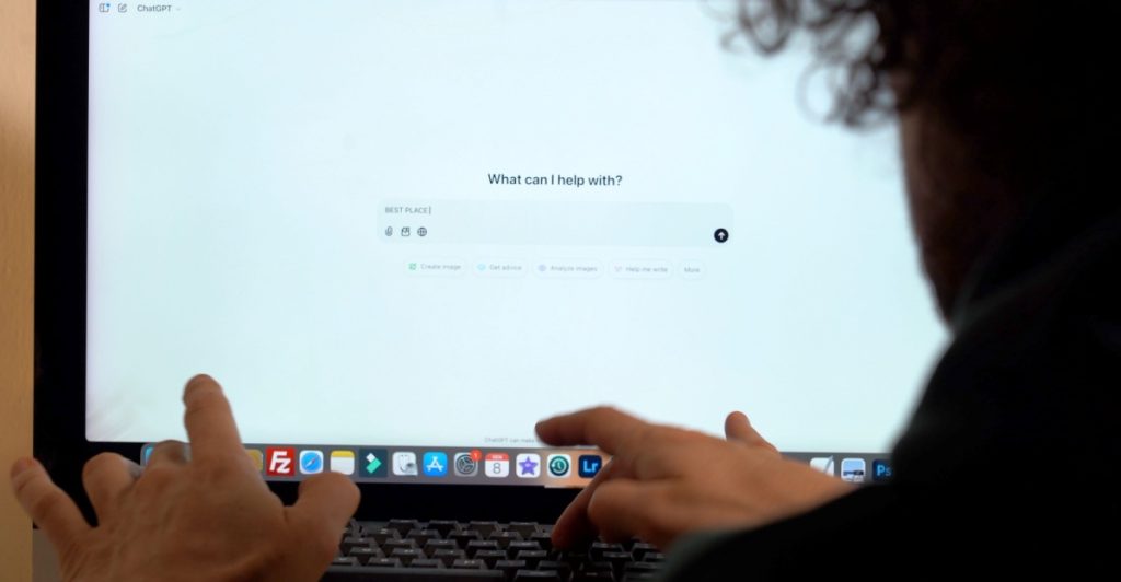 Mange gymnasieelever bruger ChatGPT til skolearbejdet: “Jeg har gjort mig selv en kæmpe tjeneste”