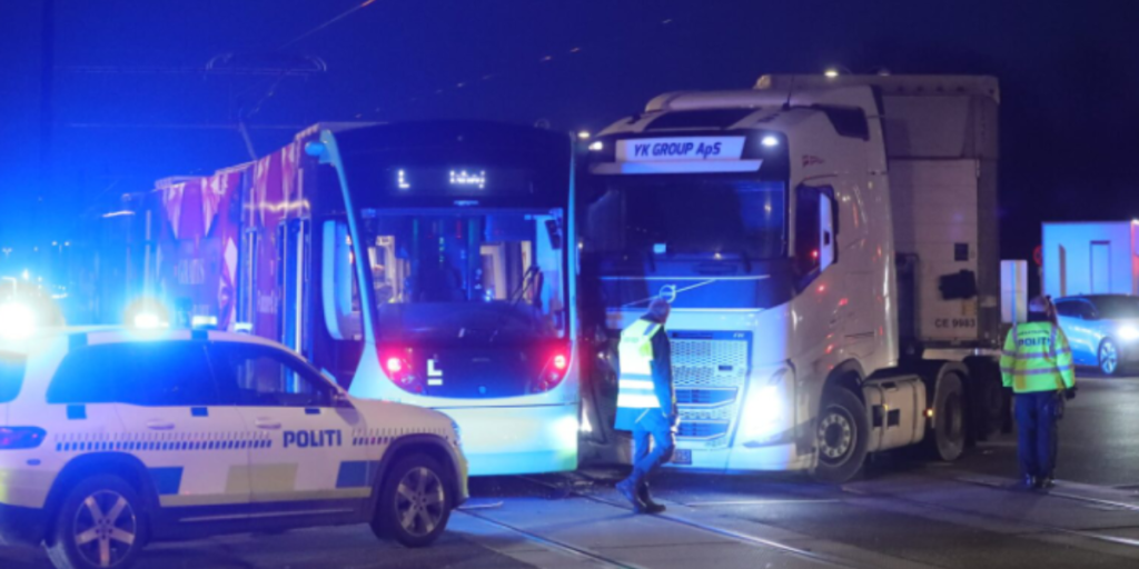 Rystende ulykke: Lastbil påkører letbane med passagerer ombord