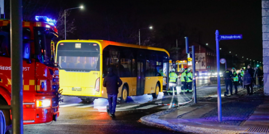 To børn hastet på hospitalet: Kørt over af bus