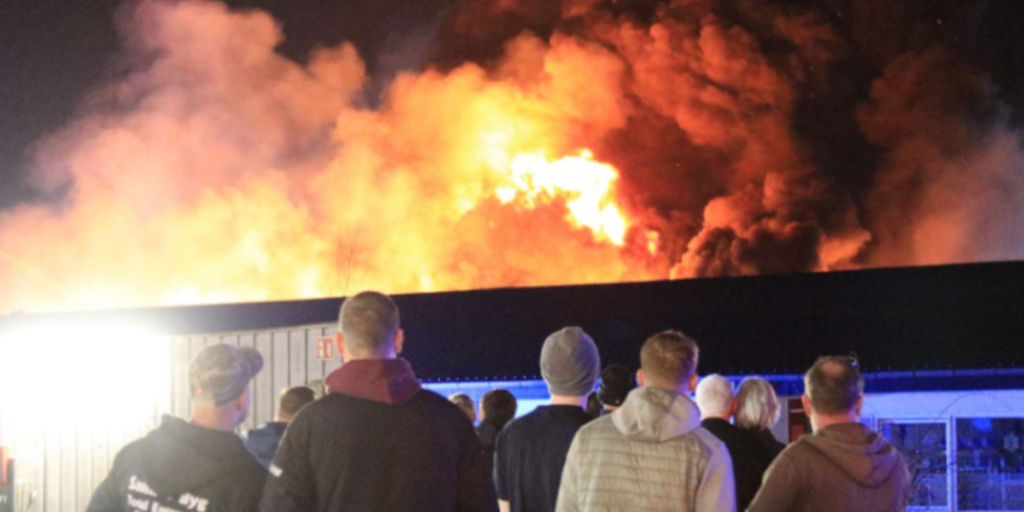 Et hav af ild og blå blink: Flere store eksplosioner