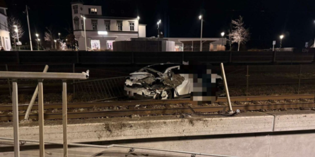 Voldsomme billeder: Bil kollideret med tog