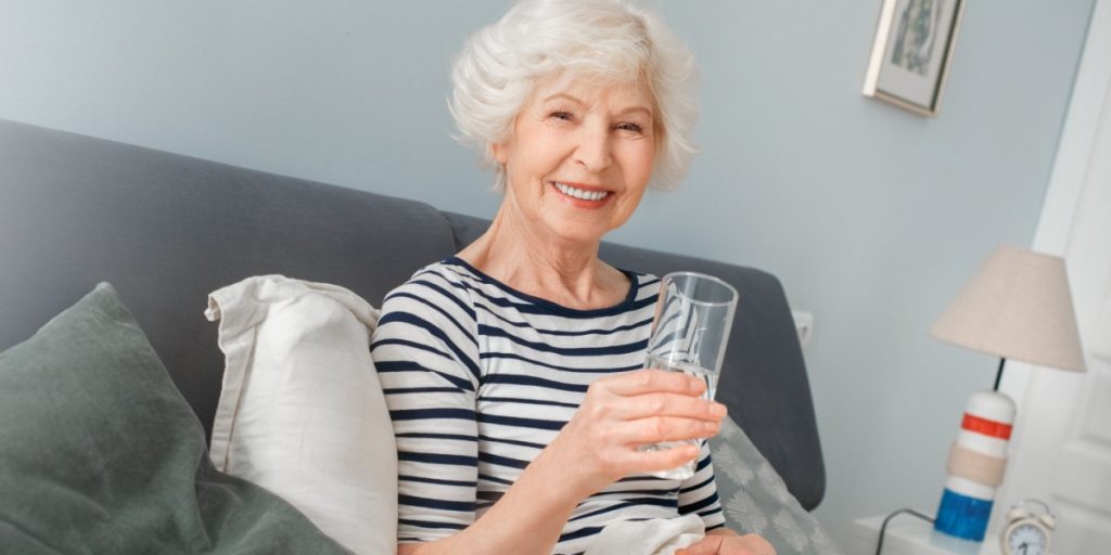 Elderly drinking water in bed, Gammel dame, drikker vand, i sengen