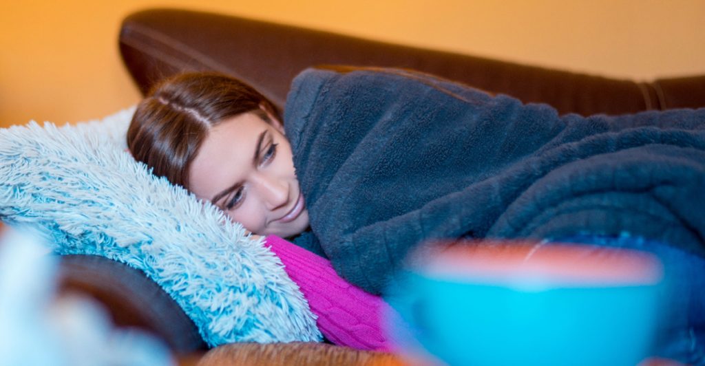 Kvinna myser i soffan