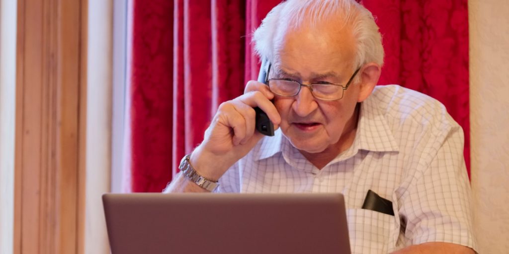 Elderly man, gammel mand, pensionist, svindel, fraud, Digital svindel, telefon svindel.